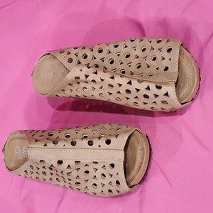 Tan faux leather platform Sandals 8M with circle design $50